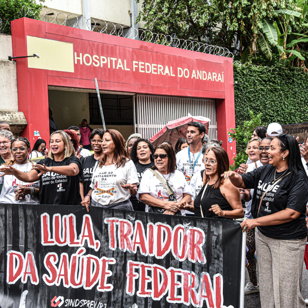 Servidores interrompem o trânsito para protestar contra a municipalização do Andaraí e Cardoso Fontes. Foto: Mayara Alves.