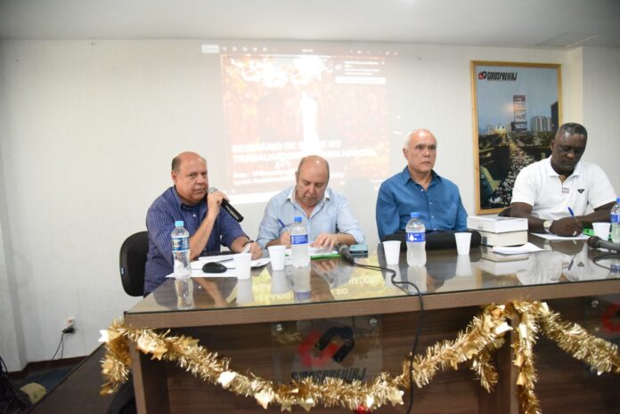 Jorge Luiz, na mesa, à esquerda: é preciso responsabilizar o estado brasileiro. Foto: Mayara Alves.