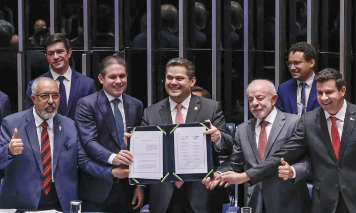 Com a presença do presidente Lula, a PEC de redução da jornada é promulgada. Conquista ocorreu graças à pressão popular. Foto: Agência Brasil.